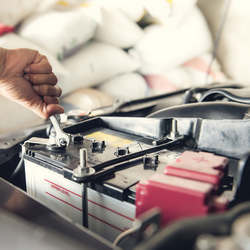 Conector de bateria automotiva